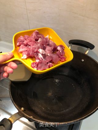 胡萝卜酱烧肉块的做法步骤：3