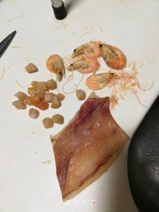 鱿鱼干贝虾粥的做法步骤：2