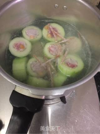 黄瓜酿煲干贝鱿鱼丝汤的做法步骤：3