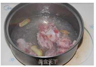 干贝海带排骨汤的做法步骤：2