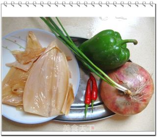 青椒洋葱鱿鱼卷的做法步骤：1
