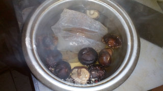 香菇鱿鱼糯米烧卖的做法步骤：2