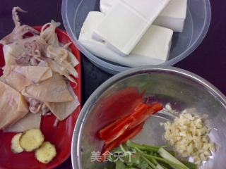 虾酱鱿鱼豆腐煲的做法步骤：1