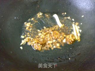 虾酱鱿鱼豆腐煲的做法步骤：3