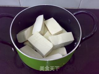 虾酱鱿鱼豆腐煲的做法步骤：5