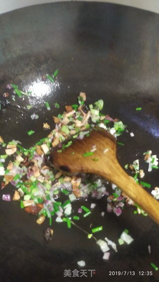 香菇鱿鱼炒凉面的做法步骤：4