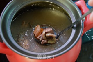 莲藕墨鱼筒骨汤的做法步骤：8