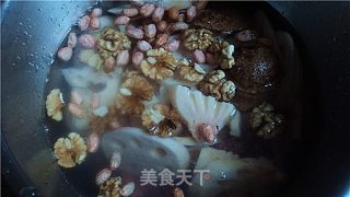 花生墨鱼干莲藕汤的做法步骤：4
