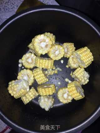 玉米排骨墨鱼汤的做法步骤：2
