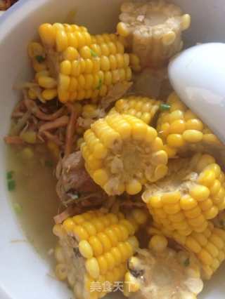玉米排骨墨鱼汤的做法步骤：6