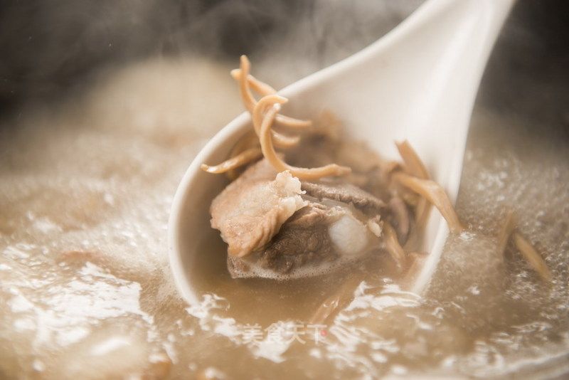排骨墨鱼汤一厨作铸铁锅版的做法