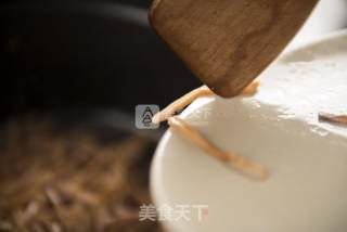 排骨墨鱼汤一厨作铸铁锅版的做法步骤：4