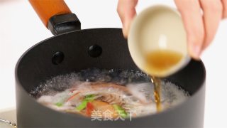 花胶瑶柱海鲜粥的做法步骤：3