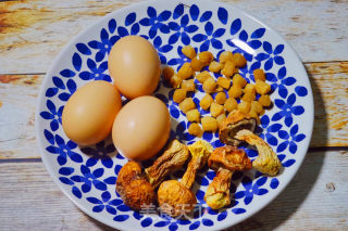 鸡蛋羹~瑶柱姬松茸蒸蛋的做法步骤：1