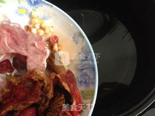 红菇瑶柱排骨汤的做法步骤：3