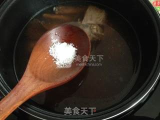 红菇瑶柱排骨汤的做法步骤：6