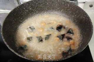 江瑶柱皮蛋上汤芦笋的做法步骤：9