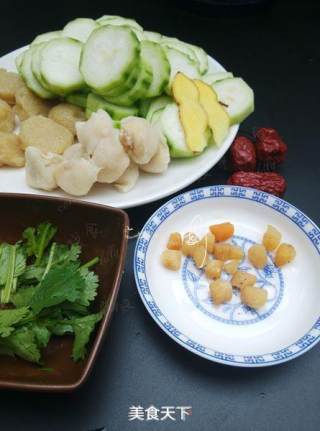 海鲜丝瓜汤的做法步骤：1