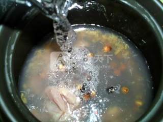 莲子瑶柱瘦肉汤的做法步骤：6