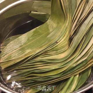 广东咸肉蛋黄粽子的做法步骤：1