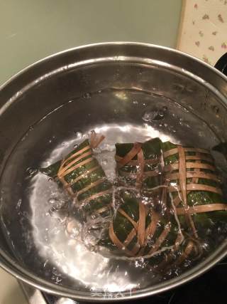 广东咸肉蛋黄粽子的做法步骤：15