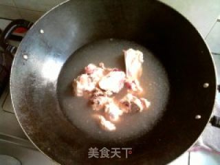 淮山药红萝卜猪骨汤的做法步骤：1