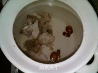 淮山药红萝卜猪骨汤的做法步骤：2