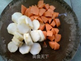 淮山药红萝卜猪骨汤的做法步骤：3