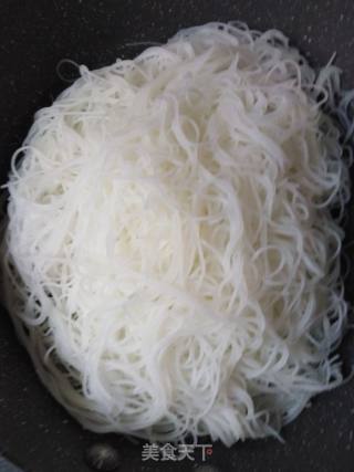 蒜蓉瑶柱廋肉蒸米粉的做法步骤：1