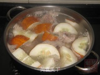 【简单煮意，美味生活】老黄瓜猪骨汤的做法步骤：3
