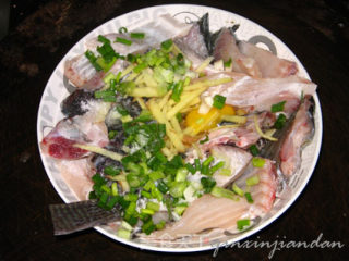 鱼骨莼菜粥的做法步骤：1