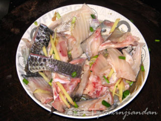 鱼骨莼菜粥的做法步骤：2