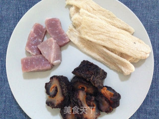 海参瑶柱竹荪瘦肉汤的做法步骤：3