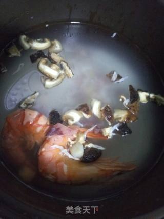 海鲜粥（香菇鱿鱼对虾瑶柱银鱼）的做法步骤：2