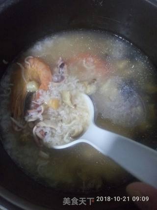 海鲜粥（香菇鱿鱼对虾瑶柱银鱼）的做法步骤：3