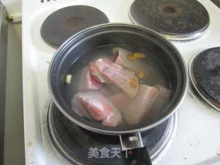 黄豆萝卜排骨汤的做法步骤：2