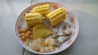 花胶玉米排骨汤的做法步骤：1