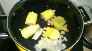 花胶玉米排骨汤的做法步骤：2