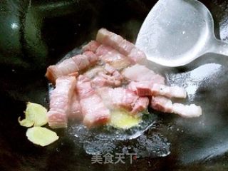 咸肉河蚌炖豆腐的做法步骤：2