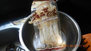 玉米竹荪炖海蚌的做法步骤：3
