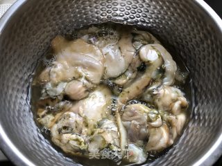 咸肉炖河蚌的做法步骤：1