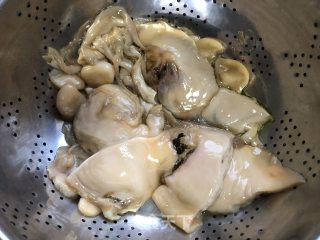 咸肉炖河蚌的做法步骤：4