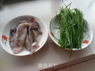 【东北】海兔炒韭菜的做法步骤：1