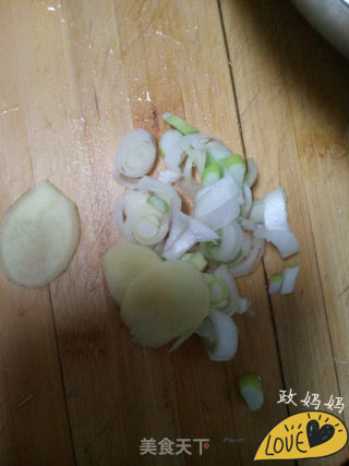 白菜豆芽炖笔管鱼的做法步骤：2