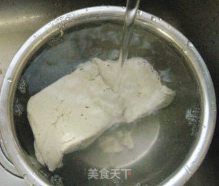 胶东特色菜--比管鱼炖豆腐的做法步骤：2