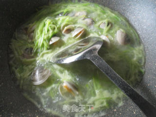 圆蛤青萝卜汤的做法步骤：5