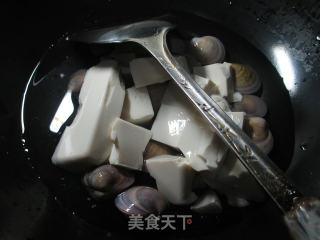 圆蛤豆腐汤的做法步骤：3