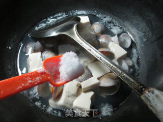 圆蛤豆腐汤的做法步骤：6