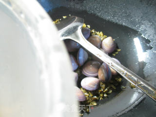 雪菜圆蛤汤的做法步骤：3