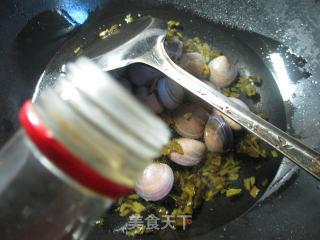 雪菜圆蛤汤的做法步骤：4